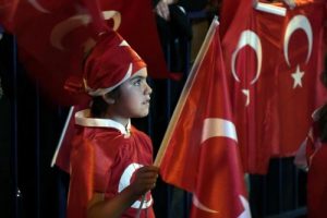 Bursa'daki "demokrasi n&ouml;beti" s&uuml;r&uuml;yor
