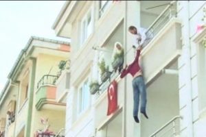 Babasının elinden balkondan atlayarak kurtuldu