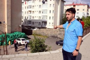 Otomobil apartman bah&ccedil;esine u&ccedil;tu