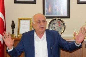 Başkan Dingil'den darbecilere afişli tepki: "T&uuml;rkiye Mısır değil ko&ccedil;um"