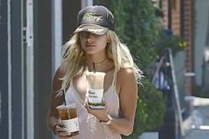 Hailey Baldwin, sokağa gecelikle &ccedil;ıktı