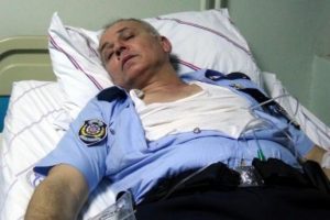 Hasta yakınının kafa attığı polis memuru travma ge&ccedil;irdi