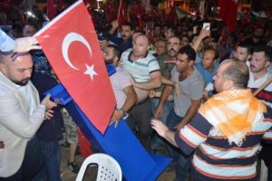 Demokrasi n&ouml;betinde AK Parti ve CHP'liler karşı karşıya geldi