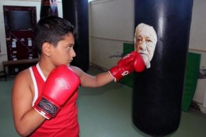 Boks antrenmanında Fetullah G&uuml;len'i yumrukluyorlar