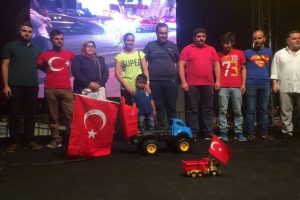 En sevimli demokrasi n&ouml;bet&ccedil;isini mutlu eden hediye
