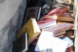 Şanlıurfa'da Said Nursi kitaplarını mezarlığa attılar