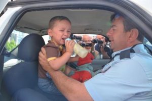 Eşinden şiddet g&ouml;ren kadının &ccedil;ocuğuna polis şefkati