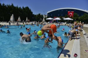 Bursa'da y&uuml;zme havuzlarında yaz yoğunluğu