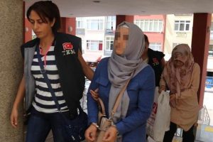 G&uuml;len'in akrabası "abla" evleri boşaltırken yakalandı