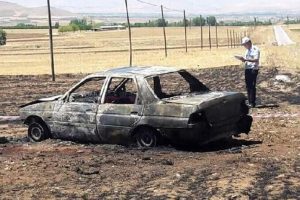 Emekli polis otomobilde yanarak &ouml;ld&uuml;, eşi yaralandı