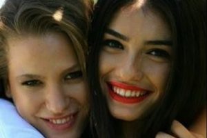 Hazar Erg&uuml;&ccedil;l&uuml;, eski rol arkadaşı Serenay Sarıkaya'ya &ouml;zlemini dile getirdi