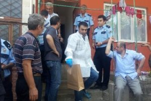 Bursa'da komşusunun kafasına keserle vurup &ouml;ld&uuml;rd&uuml;