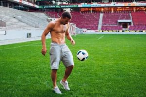 Futbolcu Podolski'den Rihanna'ya: Evimi &ouml;d&uuml;n&ccedil; alabilirsin
