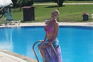 Karlı havuz başında şekilden şekile girdi