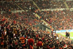 Galatasaray'da tehlike &ccedil;anları &ccedil;alıyor! Taraftardan flaş karar...