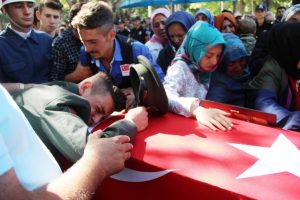 Şehit doğum g&uuml;n&uuml;nde toprağa verildi