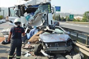 TIR'lar otomobili presledi: 1 &ouml;l&uuml;, 7 yaralı