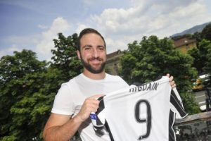 Juventus, Higuain'i basına tanıttı