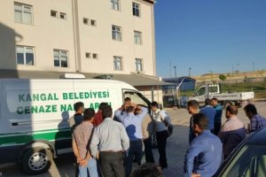 Irmağa d&uuml;şen eşini kurtarmak isterken boğuldu