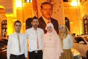 Demokrasi n&ouml;betinde &ccedil;ifte nikah