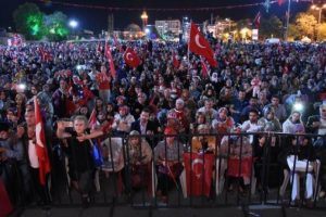 Demokrasi n&ouml;betinde asker adaylarına kına yakıldı