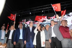 Eskişehir'deki demokrasi n&ouml;betinde Ak Partililer ile CHP'liler ele ele