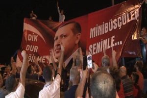 Minib&uuml;s&ccedil;&uuml;lerden 15 Temmuz Şehitler K&ouml;pr&uuml;s&uuml;'nde darbe girişimi protestosu