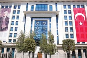 15 Temmuz'dan resmi ve &ouml;zel binalar Atat&uuml;rk posterleri ve&nbsp;T&uuml;rk&nbsp;bayraklarıyla donatıldı