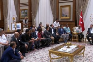 Cumhurbaşkanı Erdoğan &uuml;nl&uuml; isimleri konuk etti