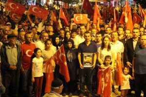 5 bin kişi şehit damat i&ccedil;in y&uuml;r&uuml;d&uuml;