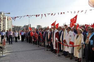 Darbe karşıtı akademisyenler Taksim Meydanındaydı