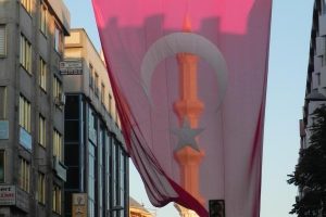 T&uuml;rk bayrağı ve minarenin ilgin&ccedil; g&ouml;r&uuml;nt&uuml;s&uuml;