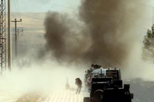 Askeri aracın ge&ccedil;işi sırasında patlama!