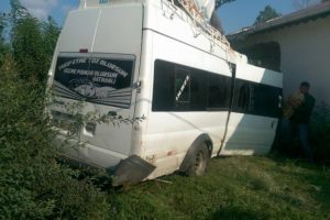İş&ccedil;ileri taşıyan minib&uuml;s eve girdi: 15 yaralı