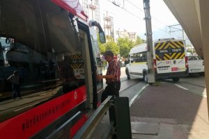 Bursa'da İpekb&ouml;ceği rayların &uuml;zerinde bozulan servis minib&uuml;s&uuml; y&uuml;z&uuml;nden mahsur kaldı