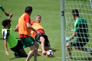 Bursaspor'da teknik ekip, y&ouml;neticiler ve medya mensupları sahaya indi