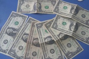 Dershaneden de 1 dolarlar &ccedil;ıktı