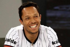 Beşiktaş'ın yeni transferi Adriano: "Beşiktaş formasını giydiğim i&ccedil;in mutluyum"