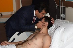 Vali darbe girişiminde yaralanan genci alnından &ouml;pt&uuml;