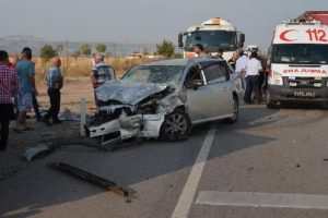İki otomobil kafa kafaya &ccedil;arpıştı: 3 &ouml;l&uuml;, 4 yaralı