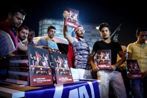 Bursa'da "Dakika Dakika FET&Ouml;'n&uuml;n Darbe Girişimi" kitabı dağıtıldı