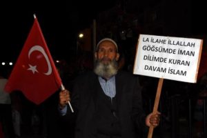 Sanat&ccedil;ı Aydın Aydın'dan 'demokrasi şehitleri' i&ccedil;in K&uuml;rt&ccedil;e şarkı