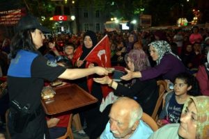 Tokat'ta demokrasi şehitleri i&ccedil;in helva dağıtıldı