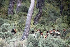 Darbeci askerlerden 3'&uuml; ekmek almak i&ccedil;in şehre indi