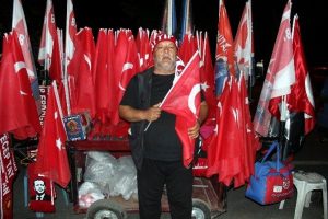 Sattığı her bayrak i&ccedil;in g&ouml;zyaşı d&ouml;k&uuml;yor