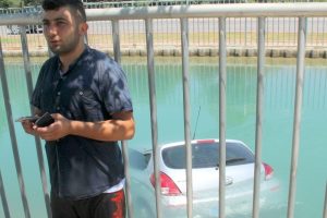 Sıcaktan bunalıp otomobilin camını a&ccedil;ınca &ouml;lmekten kurtuldu