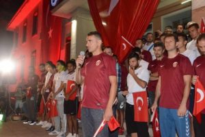 İneg&ouml;lsporlu futbolcular 'Demokrasi n&ouml;betine' katıldı