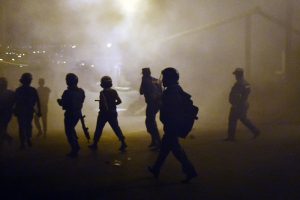 Ermenistan'da protestocular polisle &ccedil;atıştı