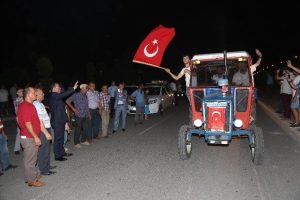 Darbe girişimine trakt&ouml;rl&uuml; tepki