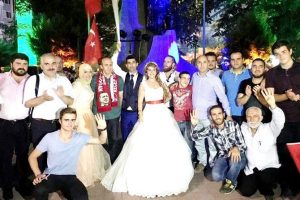 Bursa'da gelin ve damat demokrasi n&ouml;betinde